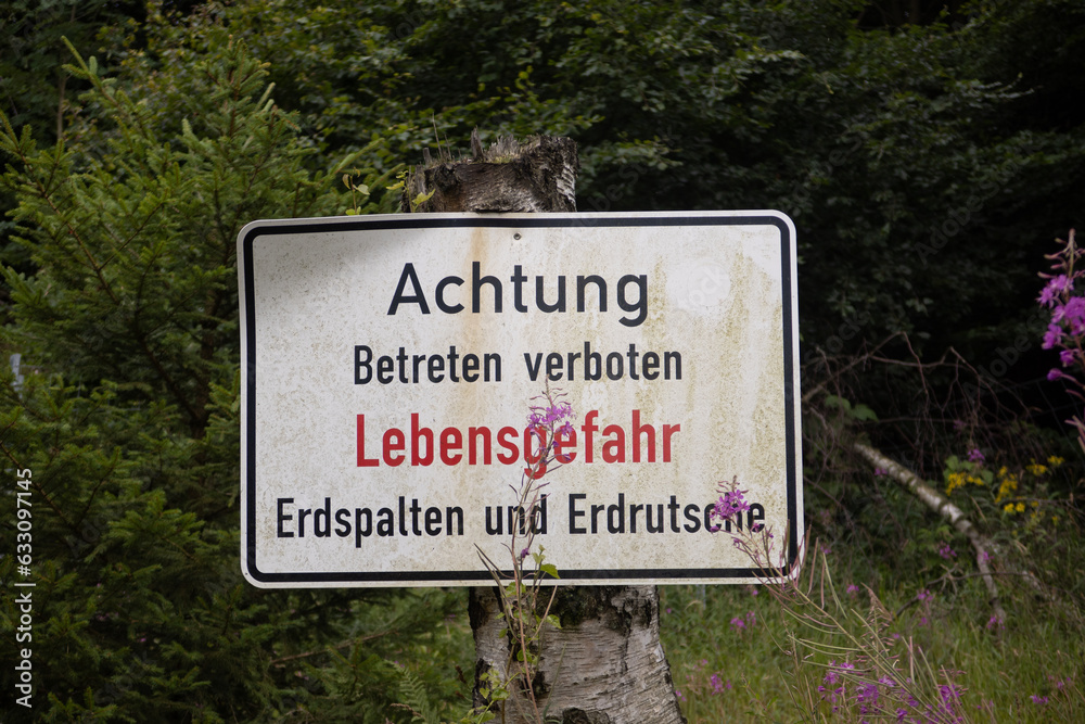 A german warning sign with a text that translates to 