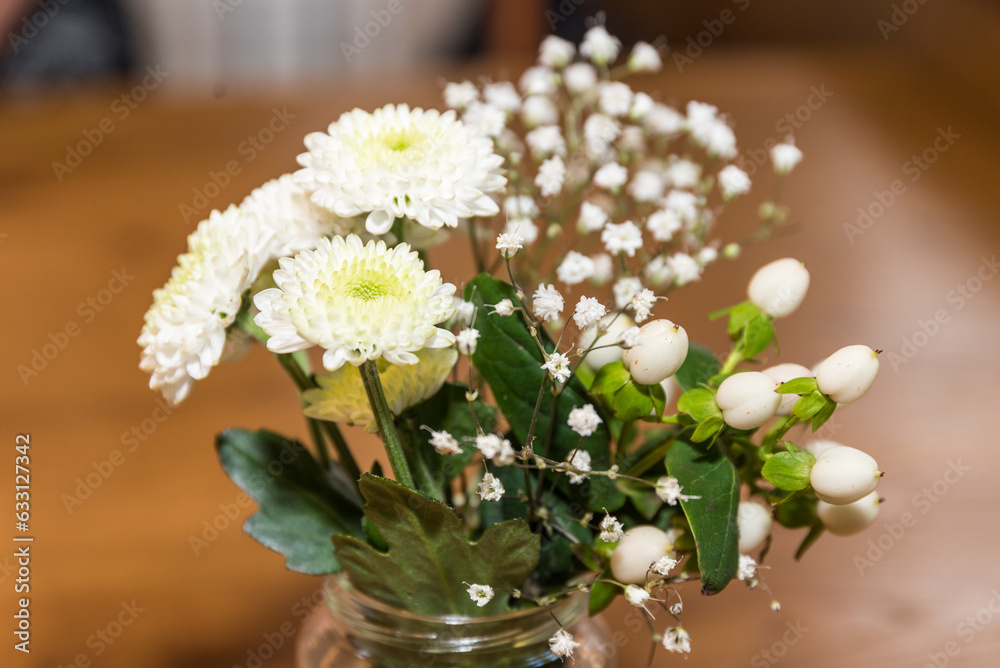 Tischdekoration mit kleinem weißen Blumenstrauß