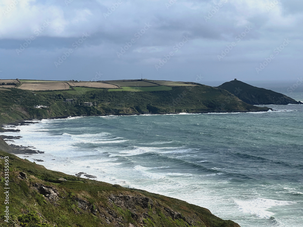 aufgewühltes Meer an der Küste von Cornwall 