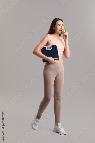 Sporty young woman with sca...