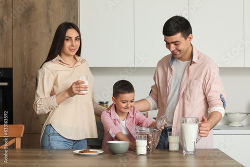 Happy family breakfast in m...