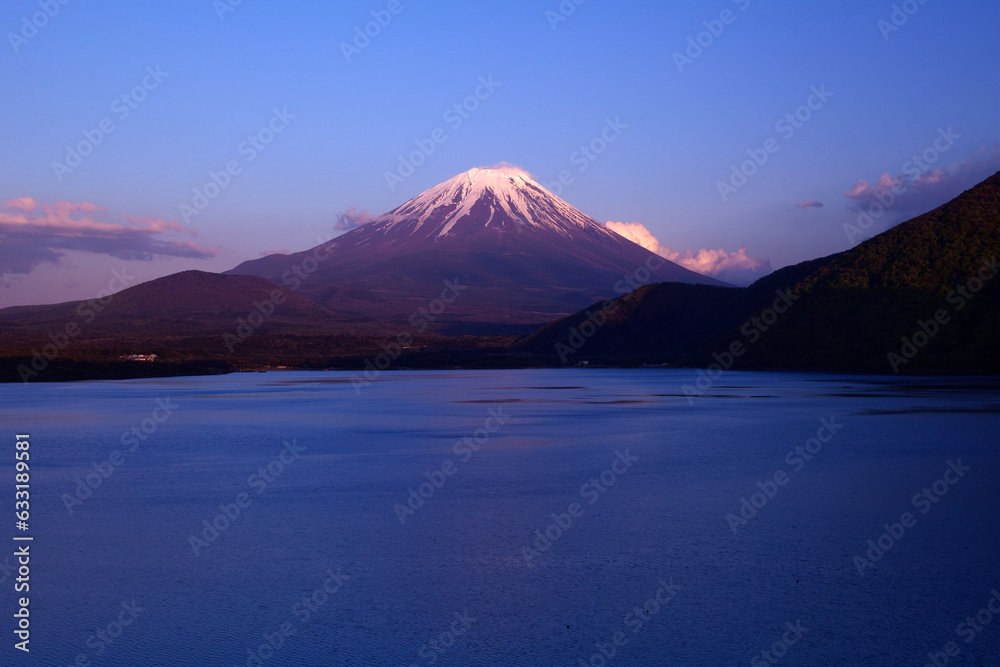 本栖湖と富士山夕景