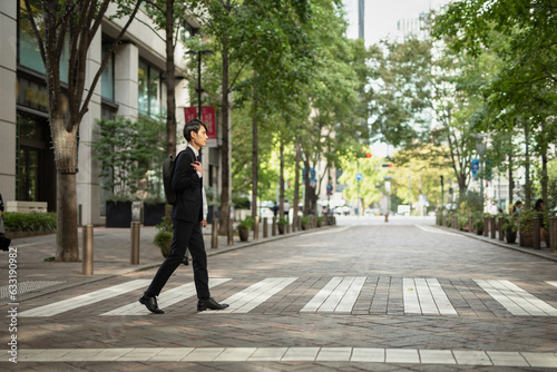 横断歩道を渡るビジネスマン photo