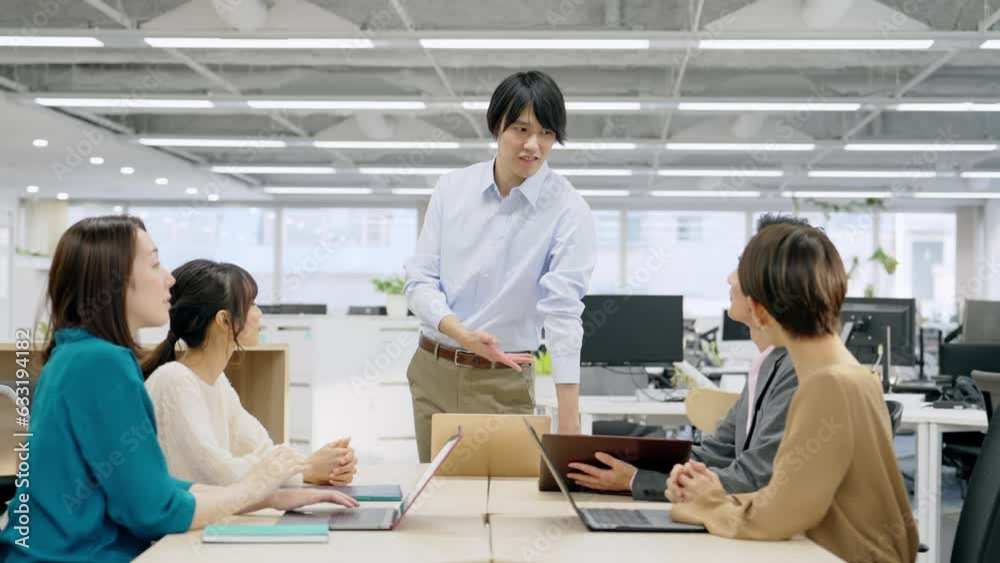 オフィスで会議するカジュアルな会社員グループ オフィスで会議するカジュアルな会社員グループ