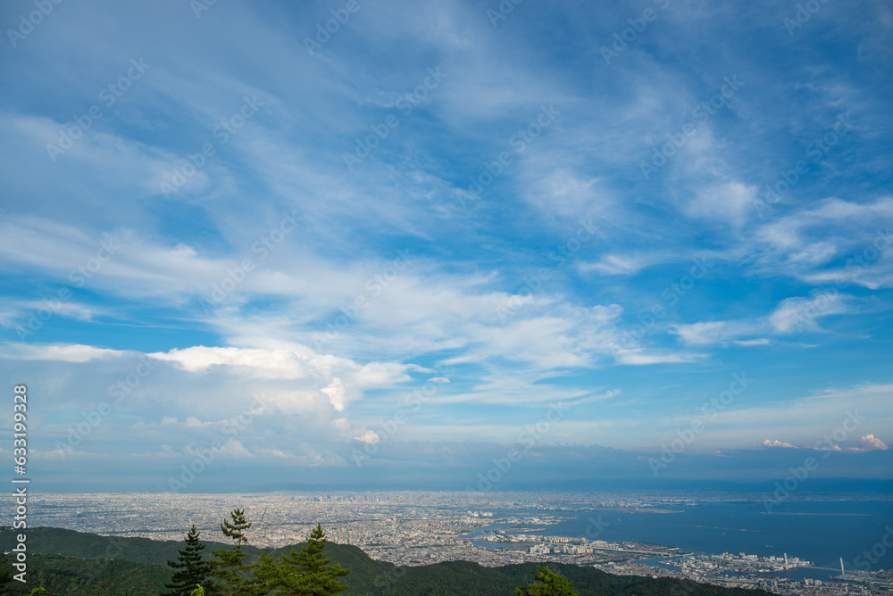  日本の神戸の六甲山山頂付近からみた大都市大阪の全景。大阪湾も映っています。
