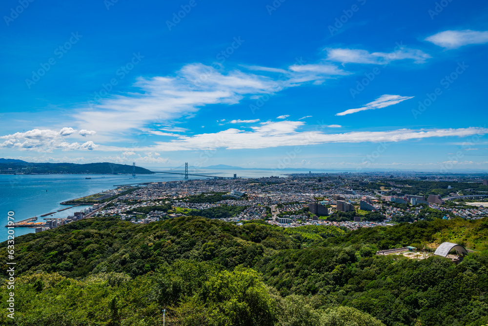 神戸の鉢伏山から見た明石海峡大橋と淡路島の風景