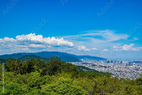 日本の神戸の鉢伏山山頂付近から見た神戸市の街並みと六甲山
