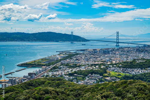 日本の神戸の鉢伏山から見た明石海峡大橋と淡路島