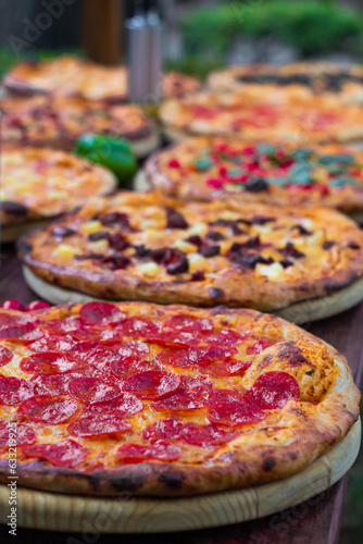 Mesa con variedad de pizzas (2)