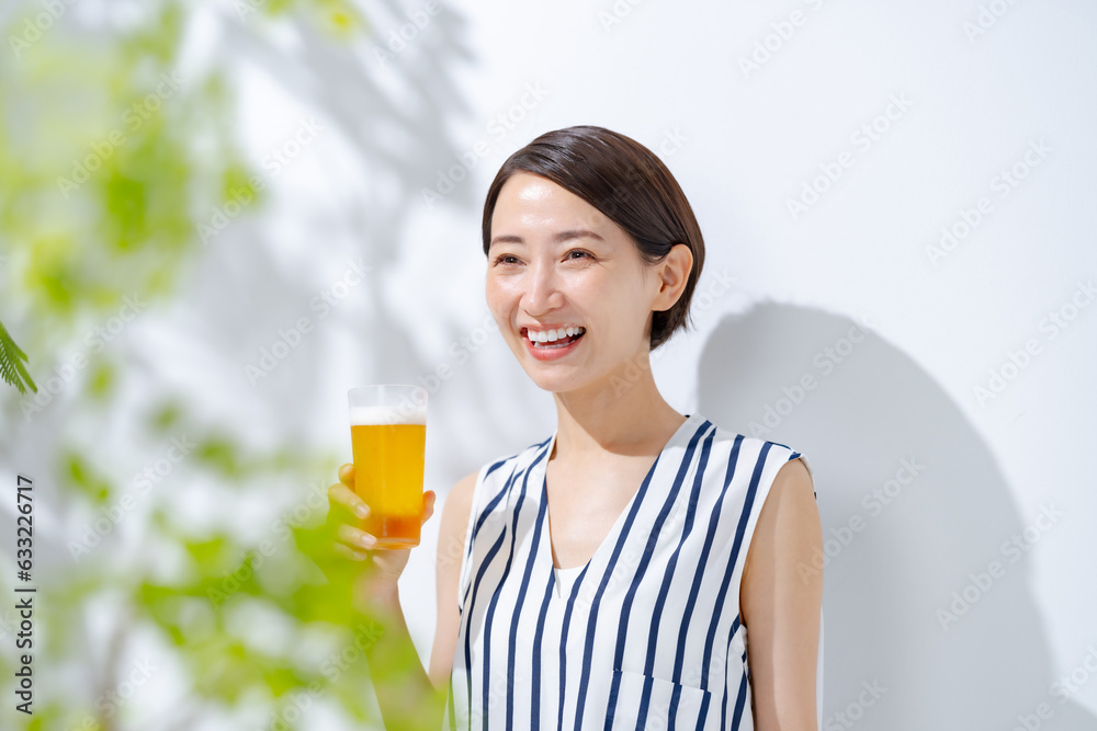 ビールを飲む女性 ビールを飲む女性