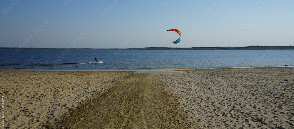 Kitesurfer auf dem neuen See in Brandenburg