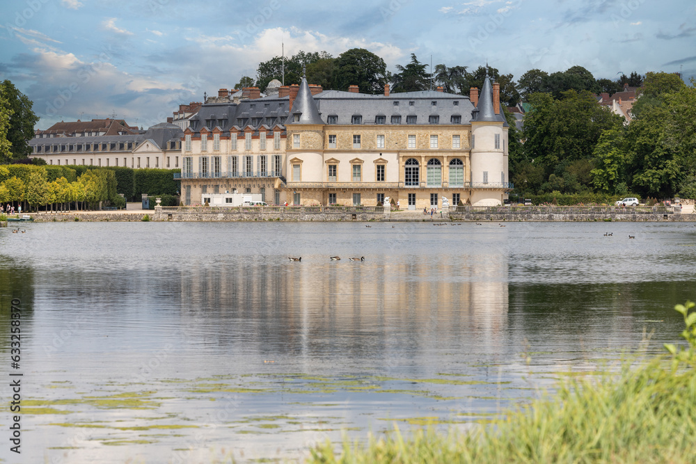 Photo du château de Rambouillet dans les Yvelines, vue coté parc avec le plan d'eau en premier plan