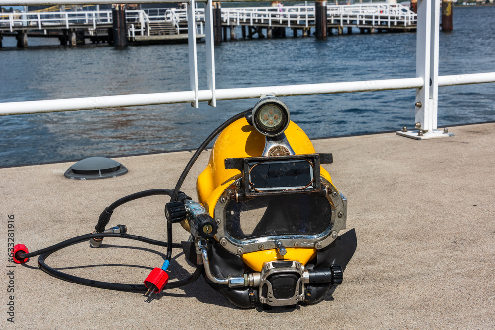 Obraz premium Kiel, Deutschland, August 2023 Hafenimpressionen ein gelber Helm ines Berufstauchers auf einer Anlegebrücke