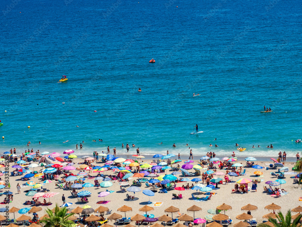 Playa de Nerja, Málaga, abarrotada de turistas en verano