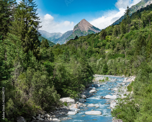 Tessin, Schweiz: Der Fluss Brenno durchfließt das Valle di Blenio photo