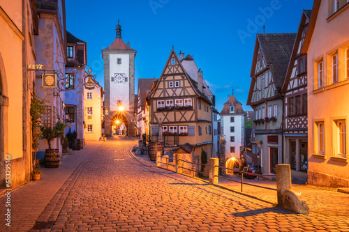 Obraz na płótnie Dusk's Charm - Strolling Through the Beauty of a Medieval Old Town of Rothenburg ob der Tauber, Germany w salonie