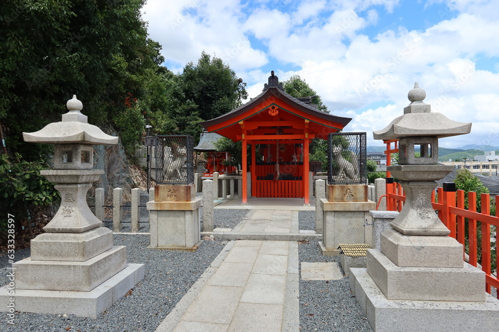 A scene of Yoshiteru-inari-jinjya Subordinate Shrine in the precincts of Kenkun-jinjya in Kyoto City in Japan 日本の京都市の建勲神社境内の中にある末社義照稲荷神社の風景