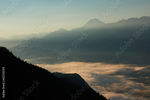 Blick vom Dobratsch in K  rnten in   sterreich am Morgen im Herbst