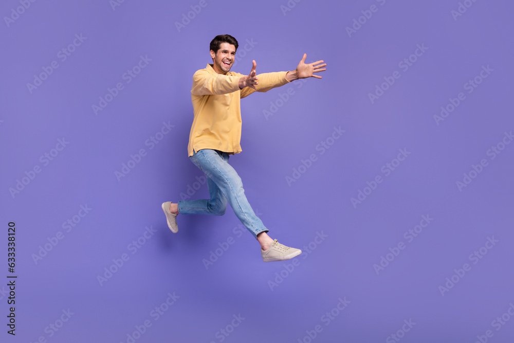 Φωτογραφία Full body cadre of jump friendly brunet hair student man trendy clothes hugs ove