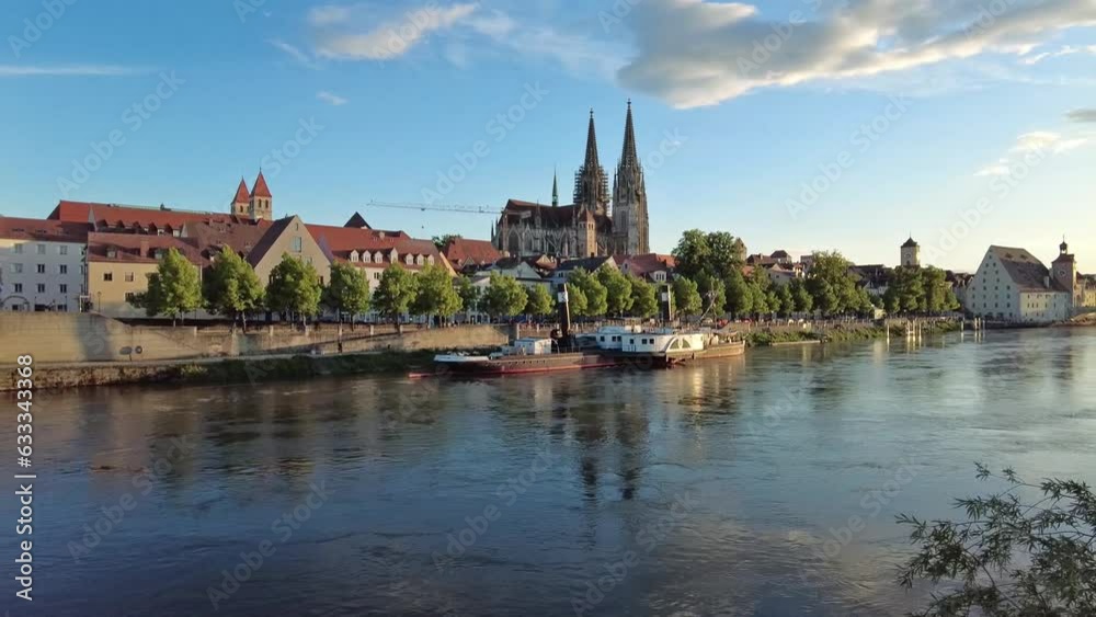 Regensburg, Deutschland: Zeitraffer um Dom, Donau und die Steinerne Brücke