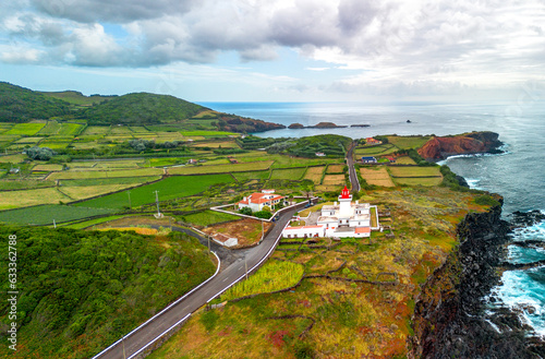Linha de costa da Ilha Terceira nos Açores com o Farol das Contendas, a Baía da Mina e a Ponta da Greta. 