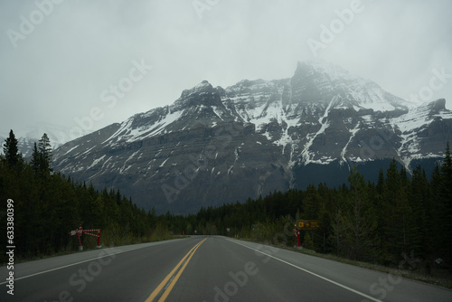 Straße mit Blick auf die Berge