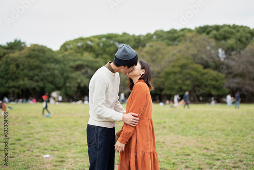 キスをするカップル © monzenmachi