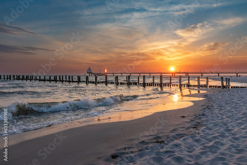 Zum Sonnenaufgang am Strand von Zingst an der Ostsee.