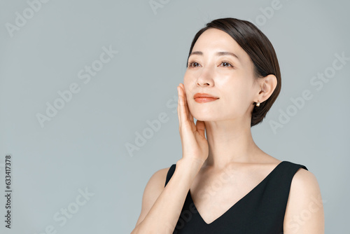 肌の潤いを実感する女性