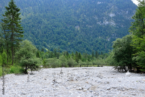 Im Zulauf zum Königssee liegt eine Menge Geröll und Steine photo