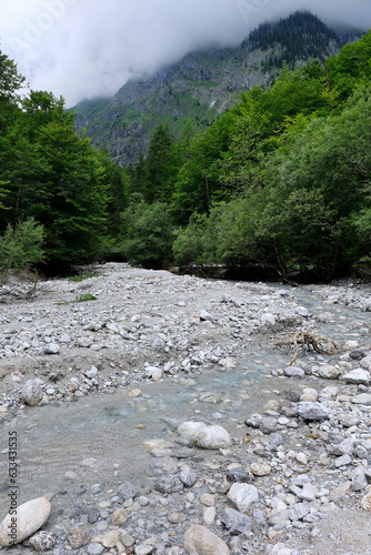 Im Zulauf zum Königssee liegt eine Menge Geröll und Steine photo