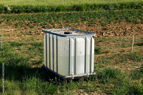 IBC Container dient als Wasserspeicher zum Blumen gießen photo