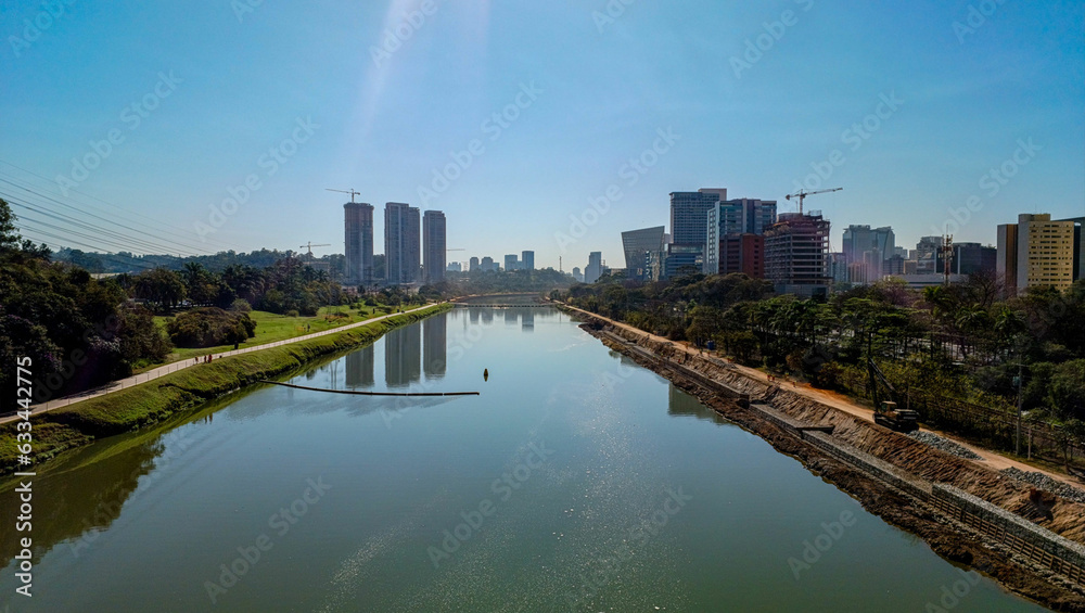 Fototapeta premium Zona sul de São Paulo. Nossa praça, Parque Burle Marx, Marginal Pinheiros, Ponte Laguna, Panamby.