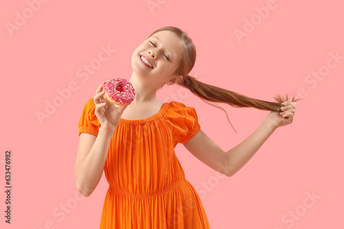 Little girl with tasty doug...