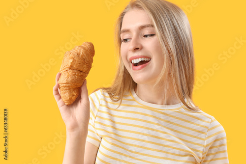 Young woman with tasty croi...