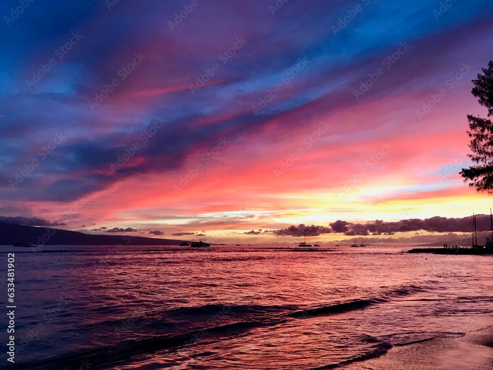 Fototapeta premium Serenity Unveiled - Sunset in Lahaina, Maui, Hawaii