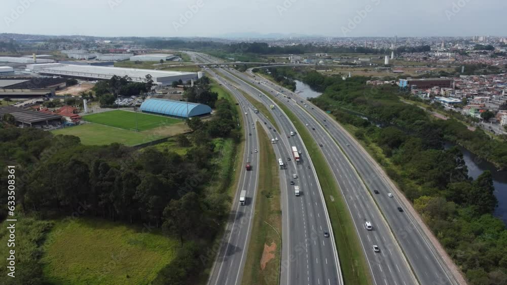 Rodovia Ayrton Senna captada do alto por um drone em São Paulo Rodovia Ayrton Senna captada do alto por um drone em São Paulo