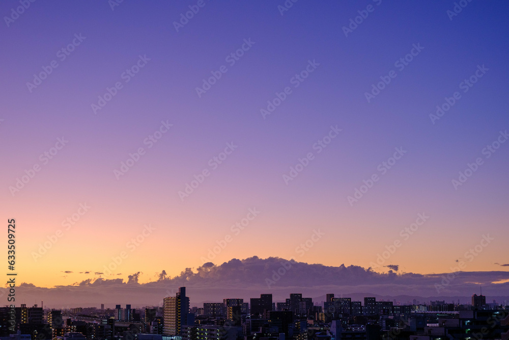 都市の夜明け。東の空がオレンジ色に染まるマジックアワー。兵庫県神戸市で撮影。