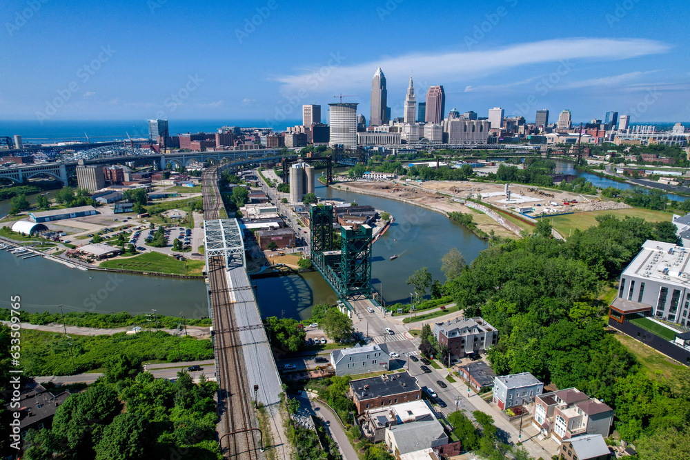 Obraz premium An aerial view of downtown Cleveland, Ohio with the Cuyahoga River in snaking through, including the rail lift brifge.