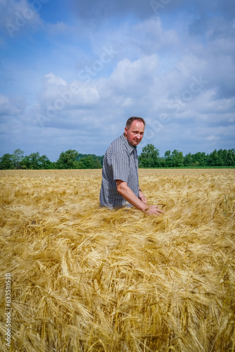 Landwirt geht durch ein reifes Getreidefeld.