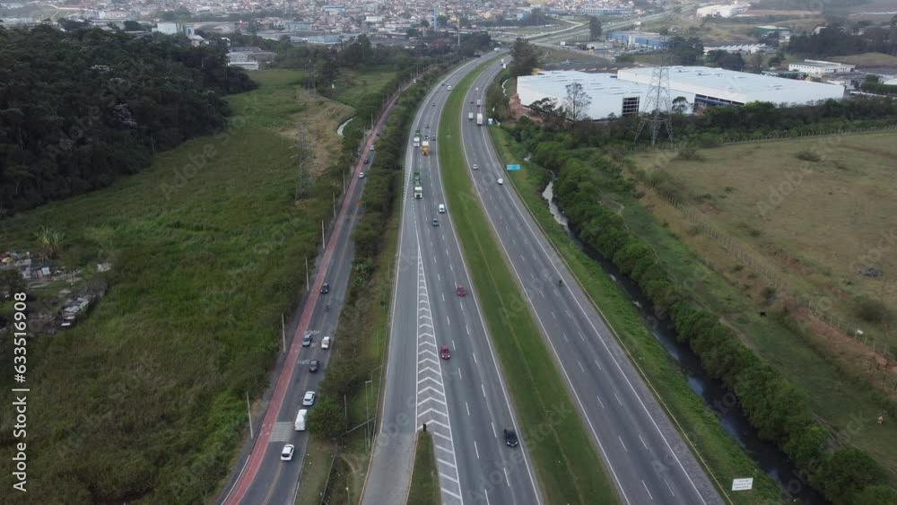 Trecho da rodovia Ayrton Senna na altura da cidade de Itaquaquecetuba captada do alto por um drone. Trecho da rodovia Ayrton Senna na altura da cidade de Itaquaquecetuba captada do alto por um drone.
