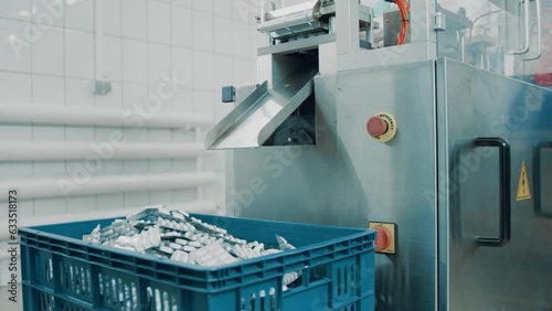 4K Blister Packing Machine. Tablet pharmaceutical blister packaging machine in supplement drug manufacture. Production system with fast format changeover and simple operating concept. Slow motion