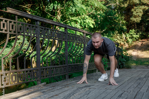 Foto Man goes in for sports in the park