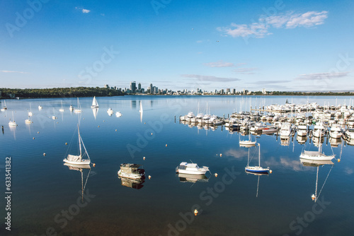 Quadro su tela View across the Swan River at Matilda Bay to the Perth city skyline