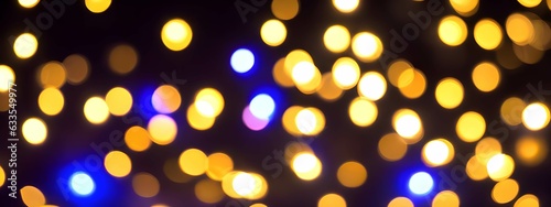 クリスマスイルミネーションのゴールドの明るい玉ボケ。ホリデー、お祝い、暗い背景。