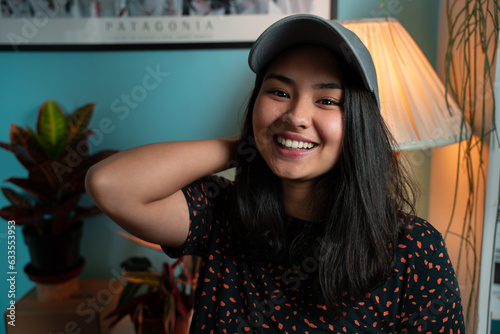 Mulher Jovem Sorrindo Feliz Alegre Bonita Feminina