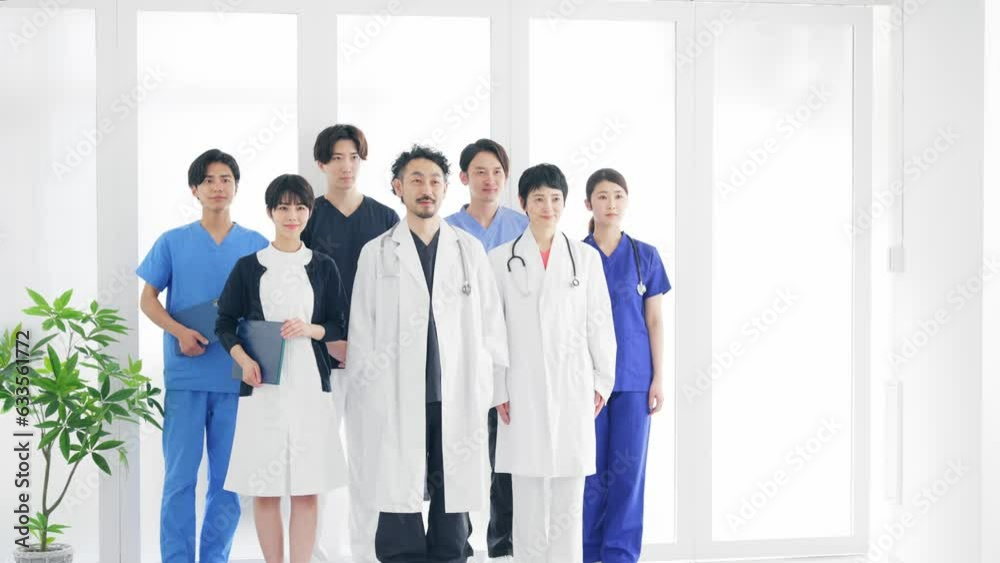 病院を歩く医療従事者のグループ　医師　看護師