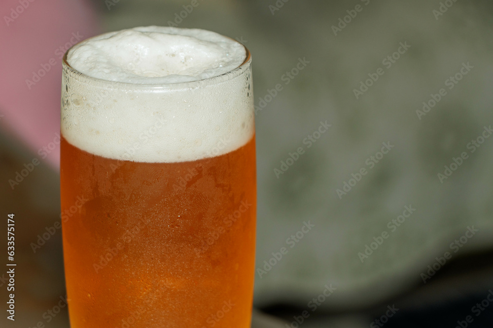 うまそうに注がれた冷えたビール