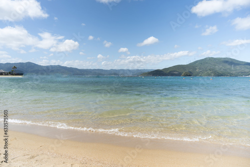 白い砂浜と透明な海　海の旅行や背景素材に　広角 © kapinon