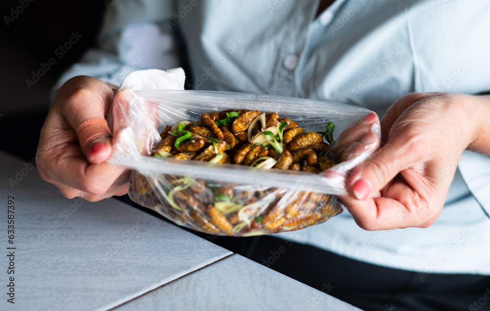 Foto de Steamed silk chrysalis with lemongrass and kaffir lime leaves